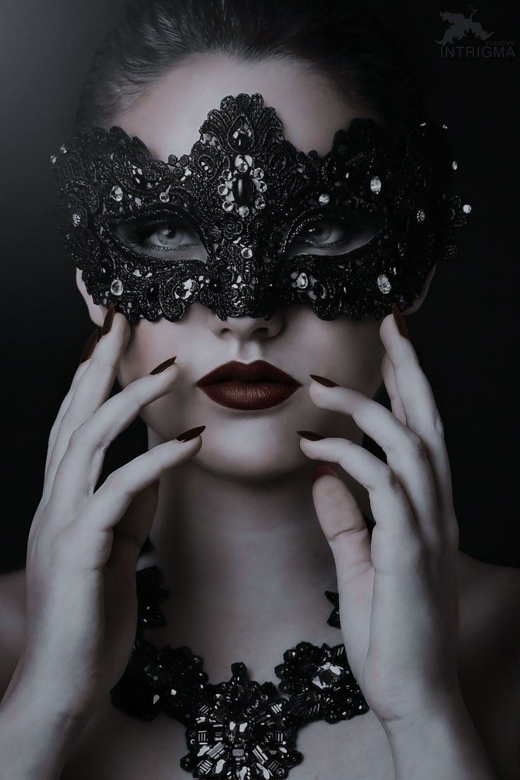 Maske takan yazar